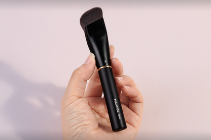 MAANGE brush in hand on pink background