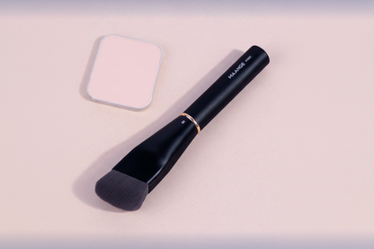 MAANGE brush with holographic packaging on pink background