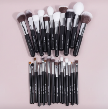 MAANGE complete brush set on pink background